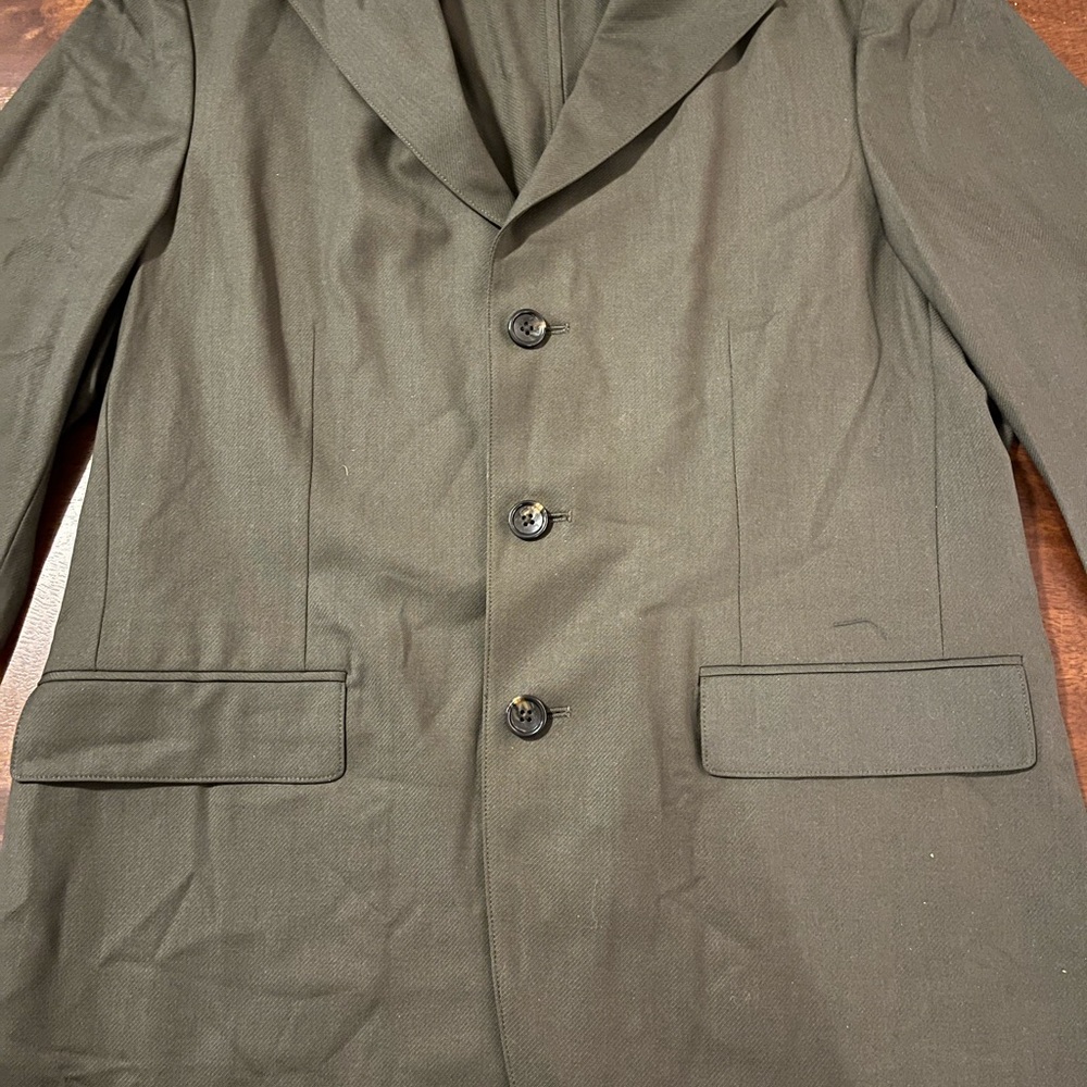 Bonobos Slim Fit 40R. Dark khaki colour.Worn twice. Chest 42”. Sleeves 24 1/4”.